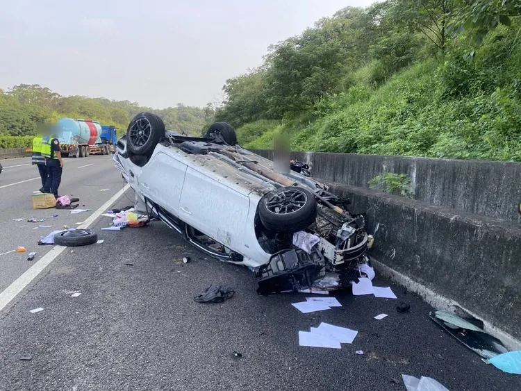 白車翻覆後駕駛被拋出車外。民眾提供