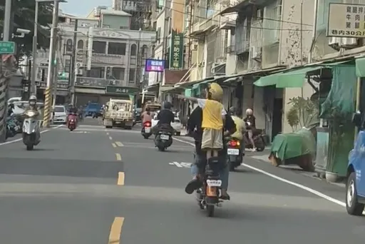 這樣太危險!電動單車男載童竟讓他站立 網嘲「行動炸彈」社會局也要罰