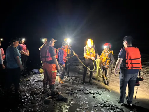 台東鹿野溪水暴漲 4人溯溪團一度受困警消拋繩橫渡全救出