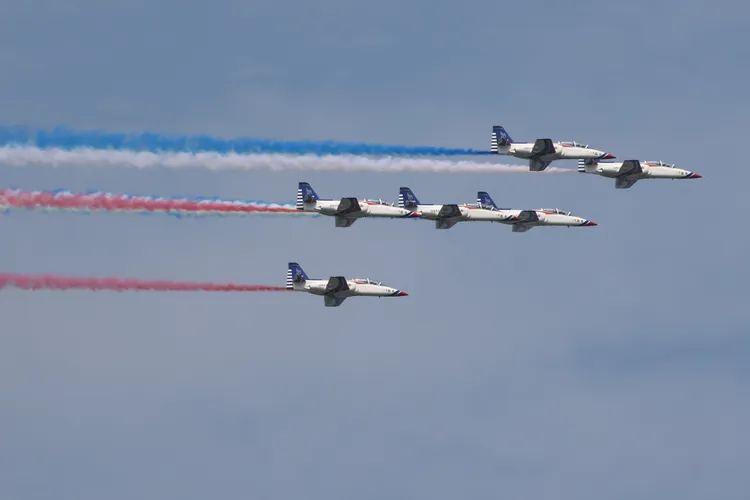 AT-3高教機於2024年8月6日，以六機編隊低空飛過空軍嘉義基地上空，拉出三色彩煙。李俊毅攝