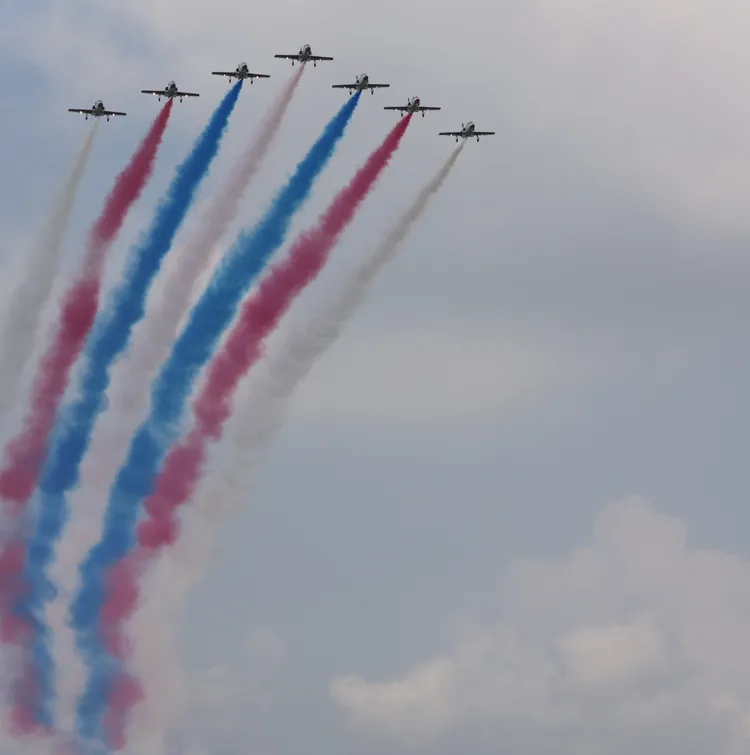 AT-3高教機於2024年8月6日，以七機大雁低空飛過空軍嘉義基地上空，拉出三色彩煙。李俊毅攝