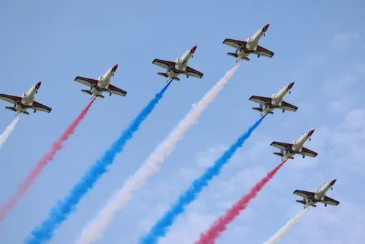 AT-3七機大雁低空通過! 雷虎小組十字迴轉、單機四點滾