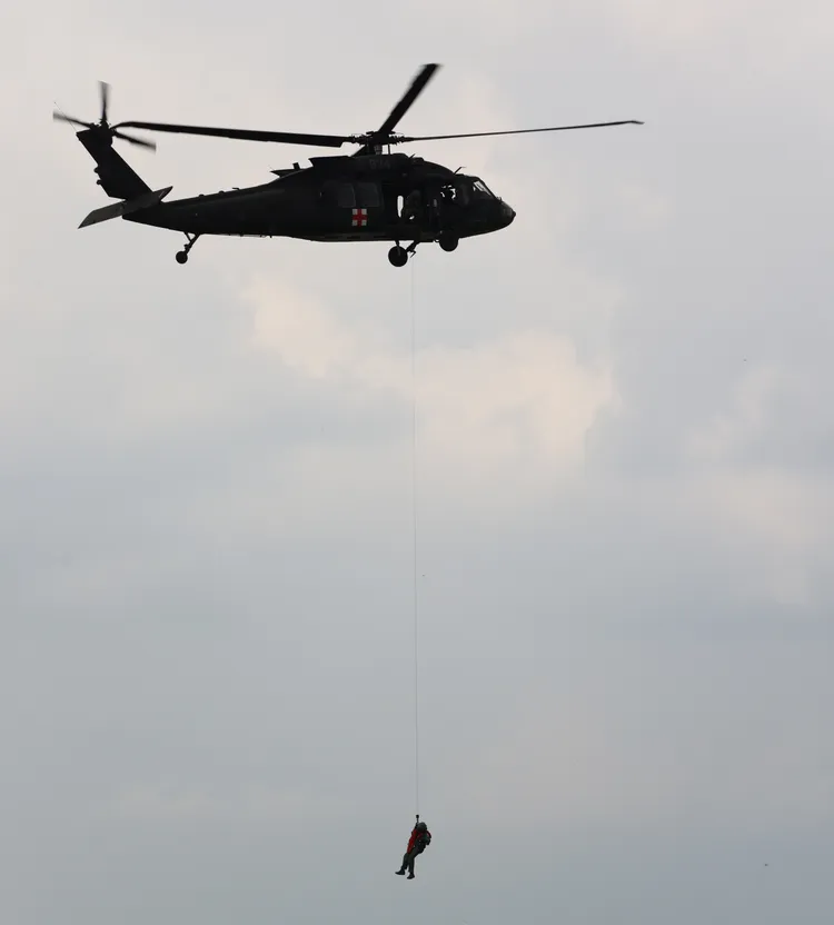 陸軍UH-60M黑鷹直昇機，吊掛搜救人員。李俊毅攝