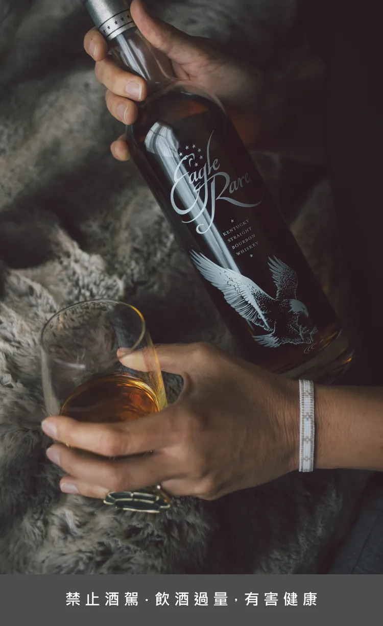 鷹睿Eagle Rare所使用的原酒均為嚴守波本威士忌法規規定，使用炙烤過的全新美國橡木桶陳放，每一滴都得來不易。業者提供