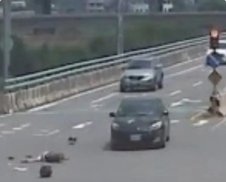 張男撞擊轎車擋風玻璃後噴飛倒地。翻攝照片