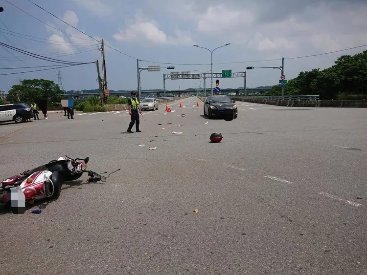 警方到場後發現轎車司機18歲林男竟是無照駕駛，他偷開哥哥的車出門訪友，闖下大禍。民眾提供
