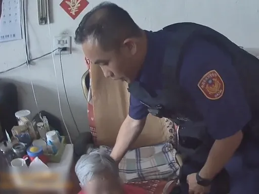 老伴跌倒在地!老翁無力攙扶 中壢警及時伸援手