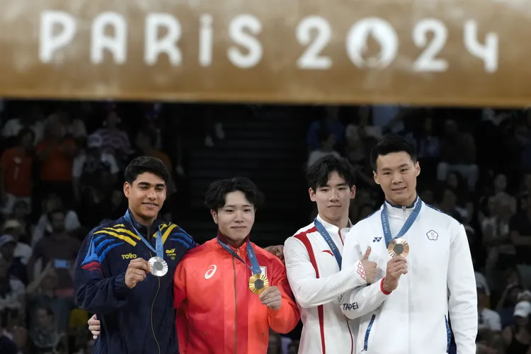 張博恆(右二)和唐嘉鴻(右一)並列銅牌。  美聯社