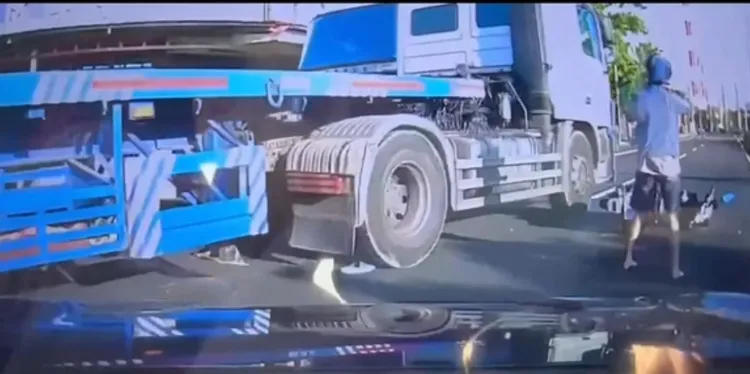 謝男見吳姓機車騎士起身，竟然直接開車落跑。翻攝照片