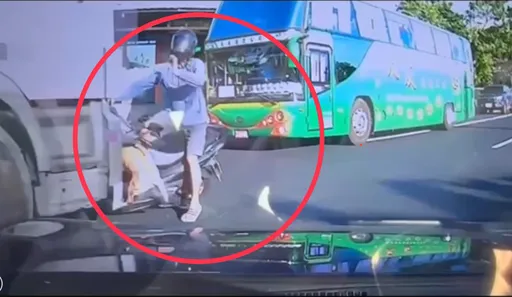 拖板車逆向行駛撞機車騎士還肇逃 狗狗嚇到狂逃 影片曝光超驚悚