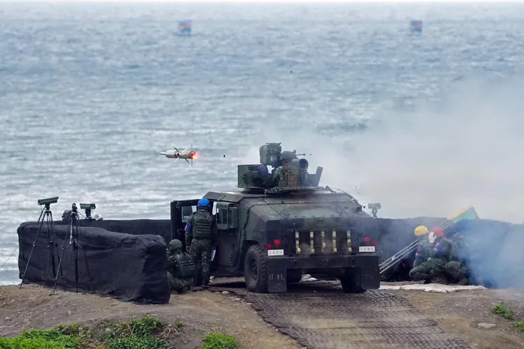 國軍拖式飛彈發射車射擊拖-2A飛彈。國防部發言人臉書3