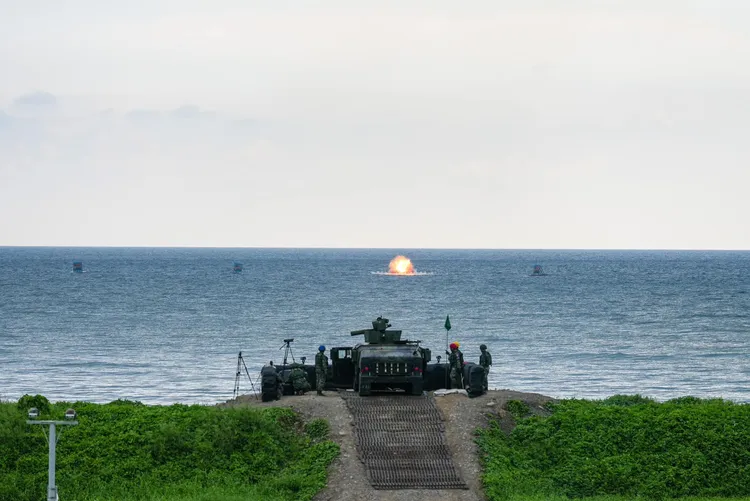 國軍拖式飛彈發射車射擊拖-2A飛彈。國防部發言人臉書2