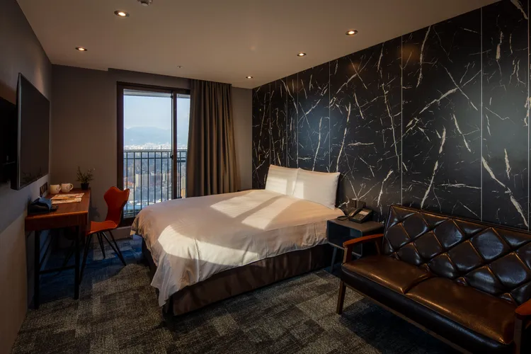 即日起於「路徒PLUS行旅 站前館」官網預訂8/10任一房型，即贈限量「浪漫埕愛—七夕入住禮」數量有限、送完為止。業者提供