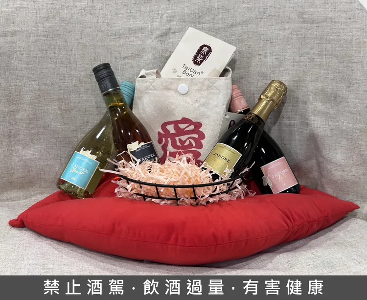 「七夕入住禮」選用台灣在地品牌「無染」文創愛字提袋與義大利知名品牌J’ADORE 小天使氣泡酒，為節日增添滿滿儀式感。業者提供
