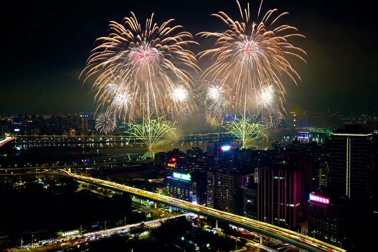 大稻埕煙火秀最佳觀賞點就在路徒PLUS行旅站前館。業者提供