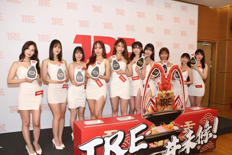 10大AV女優拿著醬油到在海鮮丼飯上。攝影中心攝