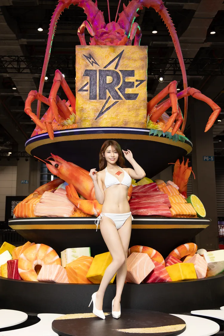 河北彩伽在海鮮丼前擺出撩人姿勢。TRE提供