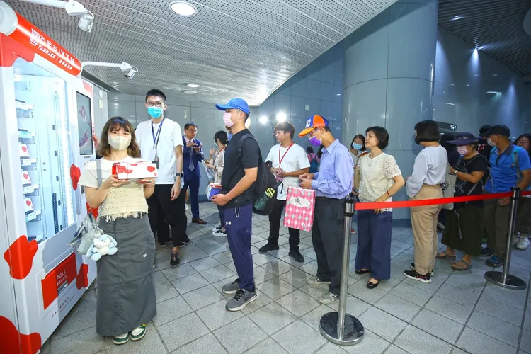 歡慶捷運YTM 51站盛大串聯完成，亞尼克特別舉辦松山站限定百元生乳捲活動，吸引捲迷到場支持。業者提供