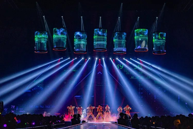 浪花男子結合最新影像科技「防護罩」，從天而降罩住成員。大鴻藝術提供