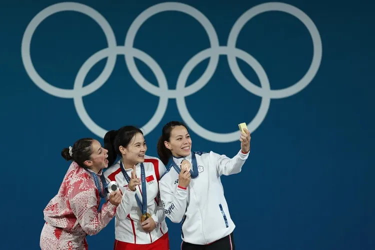 郭婞淳賽後在頒獎台上與金、銀牌兩位得主自拍留念。中央社