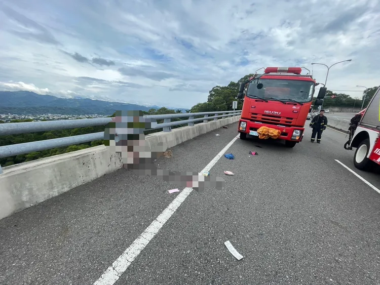 消防人員救出男騎士，但送醫仍宣告不治。民眾提供