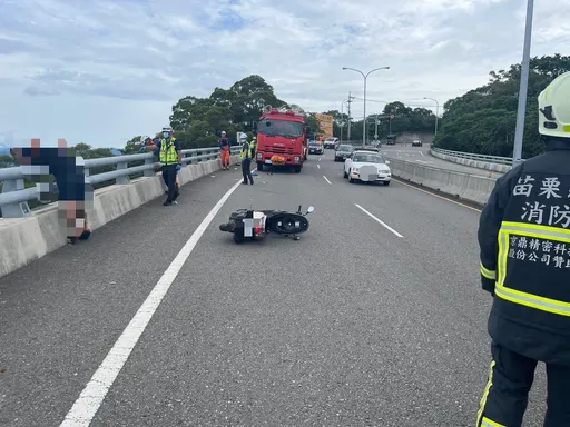 苗栗離奇事故！騎士自撞護欄全身傷　竟疑持刀自殘再跳50米邊坡慘死