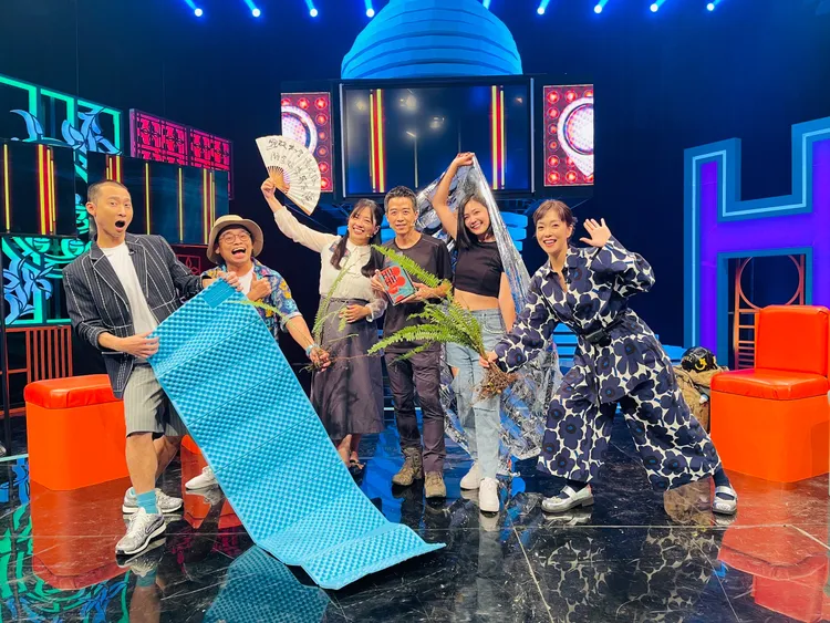 導覽先生帶大家學習正確的大自然生存知識。公視台語台提供