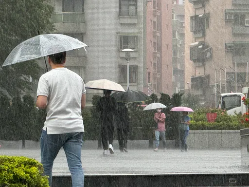 15縣市大雨特報!屏東與花蓮慎防雷擊、強陣風