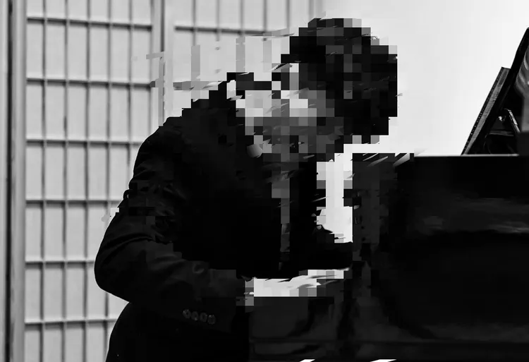 新銳鋼琴家楊男直播彈琴後，從住處墜樓身亡。翻攝楊男臉書