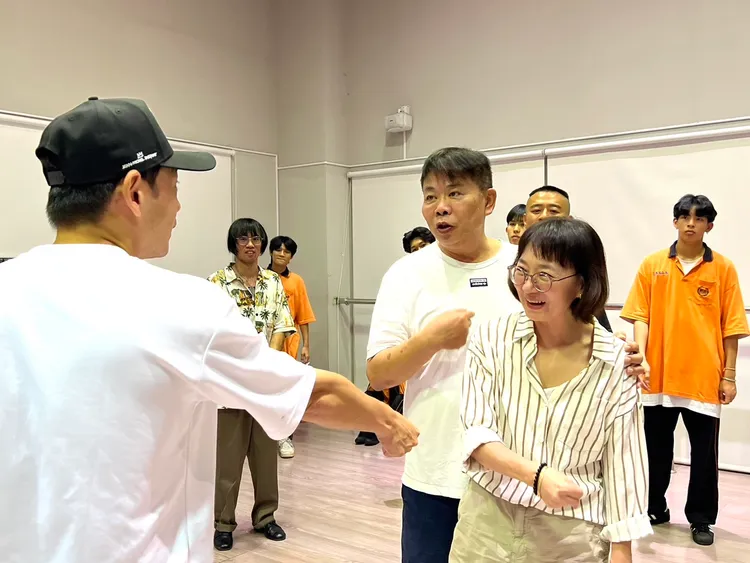 馮凱導演（中）和老婆蔣明燁。李朝永提供