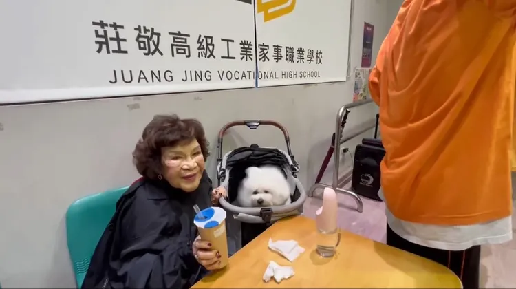 阿姑帶著愛犬在旁盯場。李朝永提供