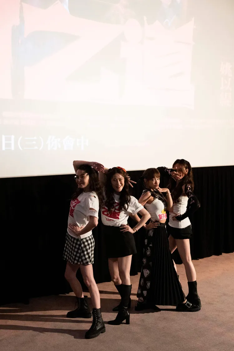 張榕容（左起）、百白、王淨、姚以緹於台前擺出女團姿勢逗笑眾人。牽猴子提供