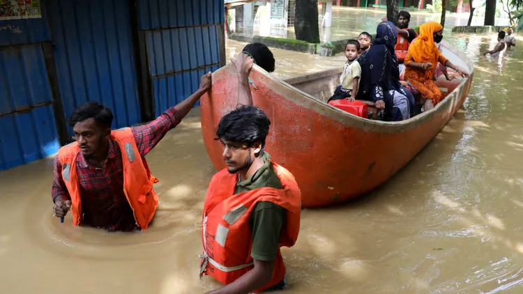 當局出動救生艇救援。路透社