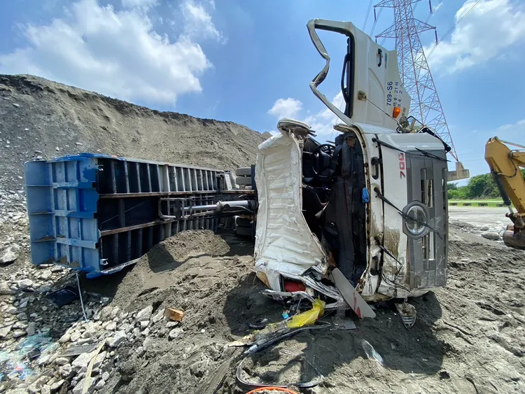 台中市烏日區一處砂石場傳工安意外，砂石車作業時翻覆，駕駛救出送醫宣告不治。民眾提供
