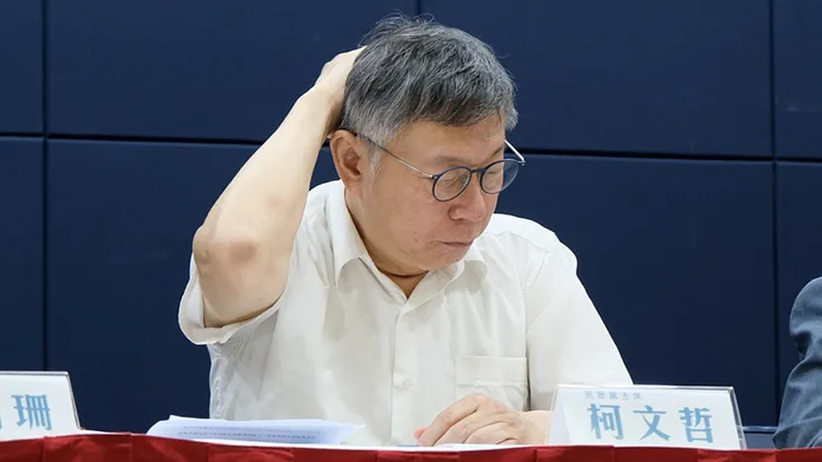 民眾黨主席柯文哲12日下午出席記者會，回應外界質疑政治獻金申報問題。中央社