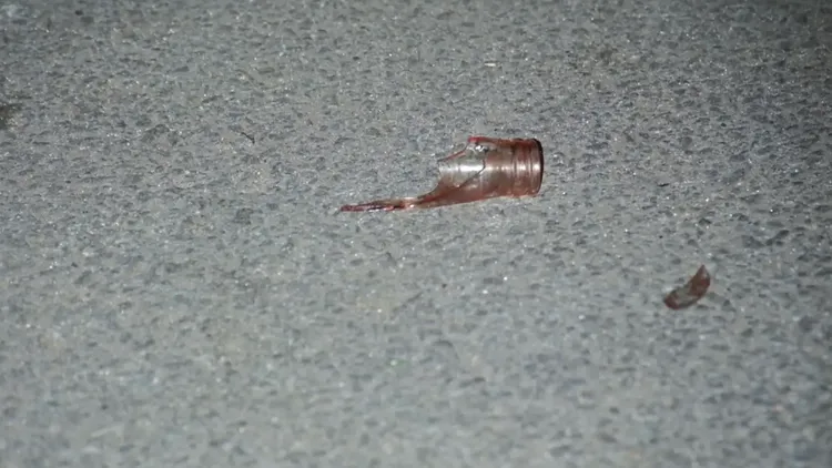 此外，現場留下疑似凶器的破碎玻璃瓶。翻攝自《紐約郵報》