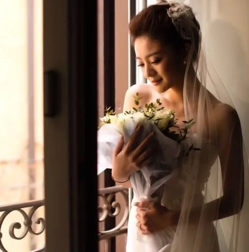 安以軒被家人拉住不讓飛往澳門探監。翻攝安以軒微博