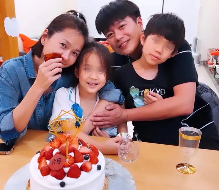 李易（右）和六月育有一對兒女。翻攝六月IG