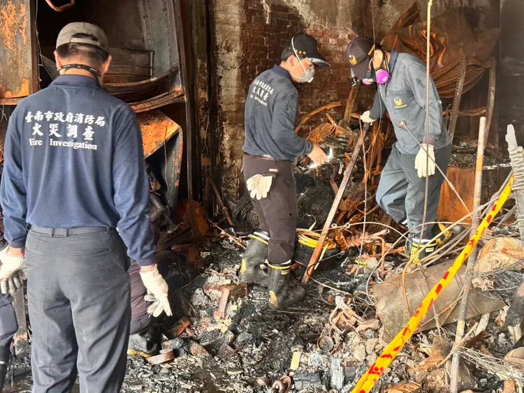 消防局火調科人員在1樓停留時間較長。記者莊曜聰攝影