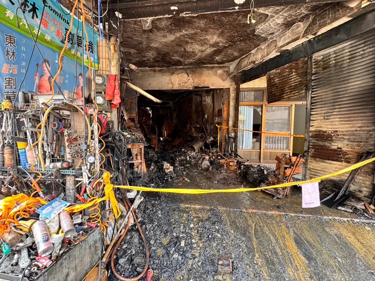 台南六甲區農機行火警後滿目瘡痍。記者莊曜聰攝影