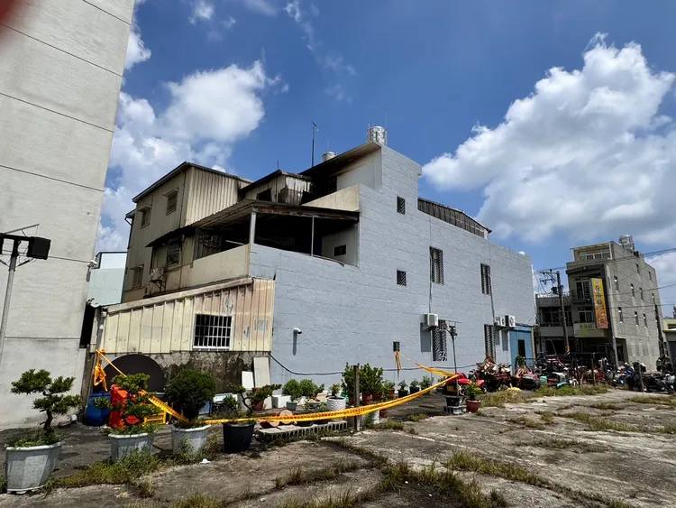 農機行兩旁鄰居也受到波及，目前甚至無電可用。記者莊曜聰攝影