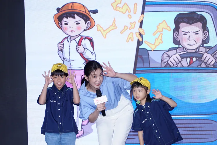 方志友（中）提醒學童過馬上要睜大眼睛集中注意力。彭欣偉攝