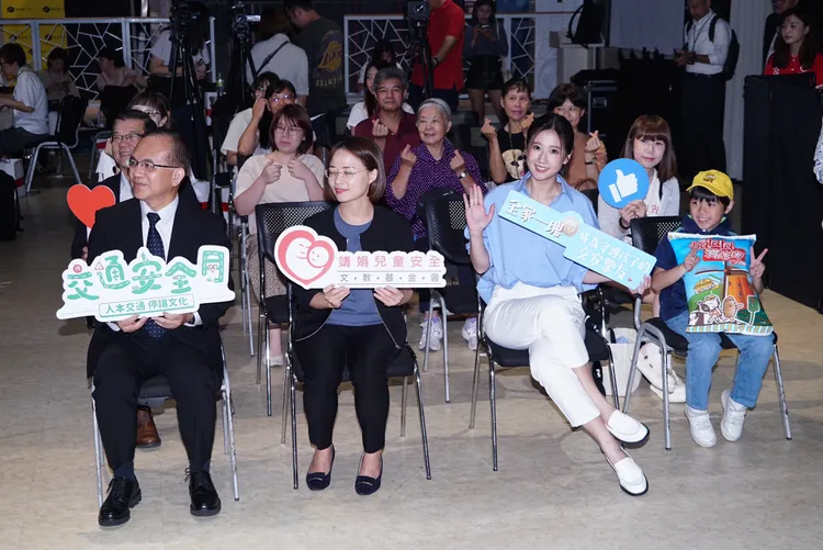 方志友（前右二）擔任靖娟基金會大使。彭欣偉攝