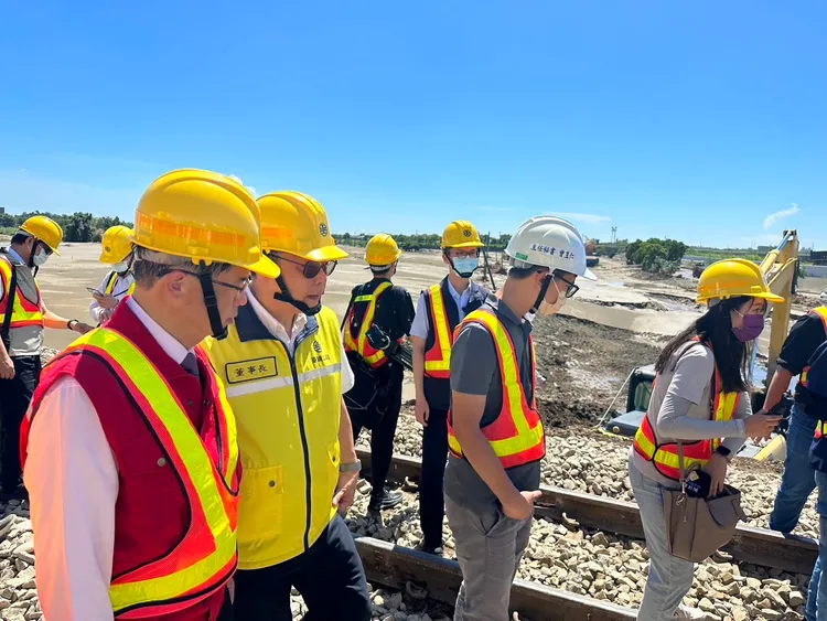 交通部長李孟諺（左起1）、台鐵董事長杜微（左起２）前往台南後壁視察。台鐵提供
