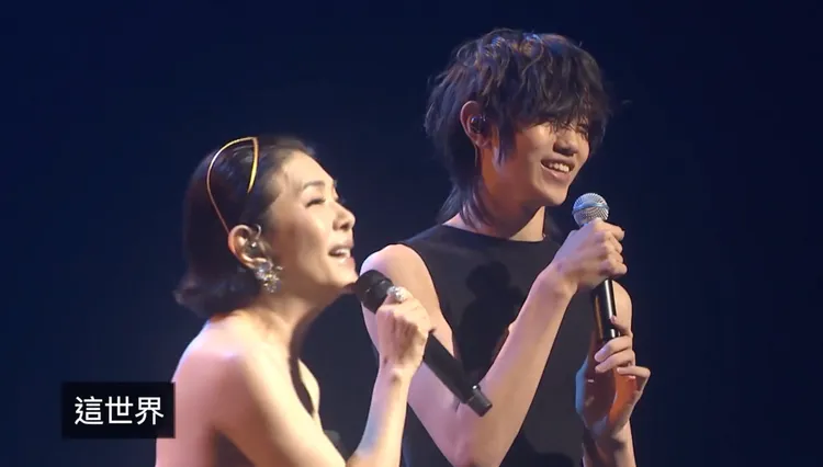 張清芳跟兒子同台合唱。翻攝張清芳臉書影片截圖