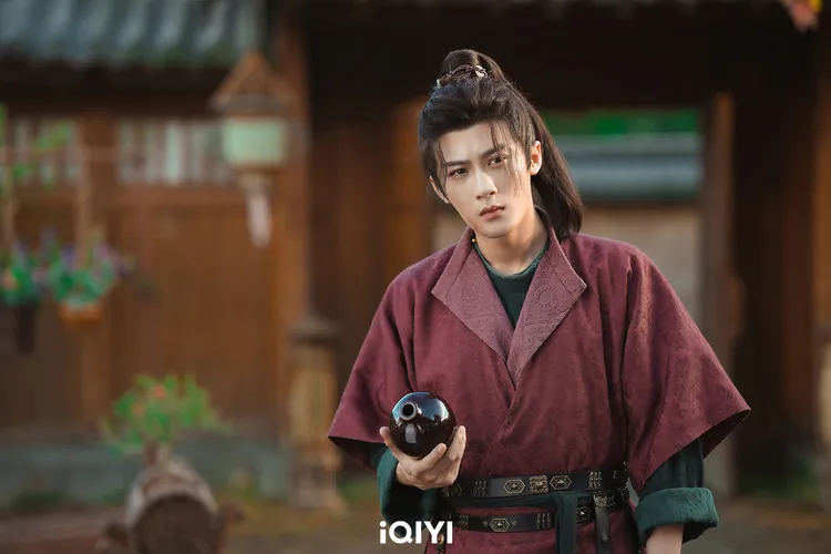 檀健次在陸劇《四方館》變成「廢柴男主」愛酒愛財。愛奇藝國際站提供