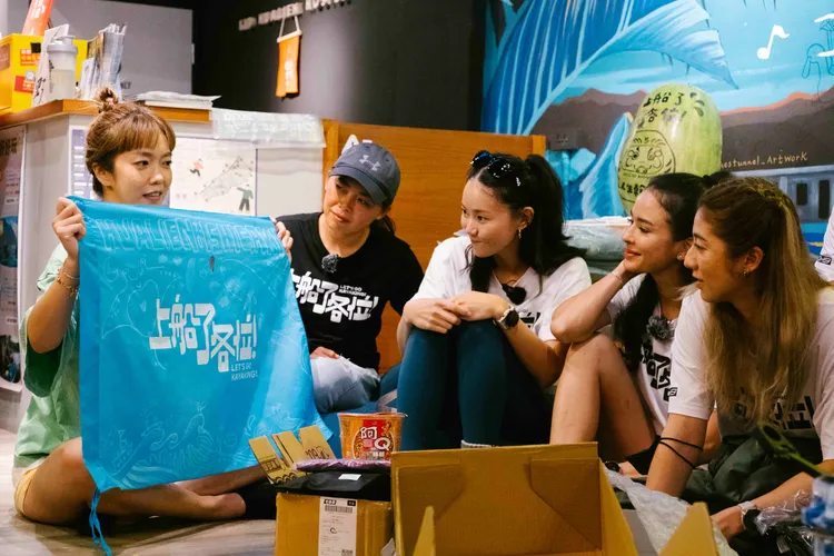 花蓮訓練結束前，大霈（左一）準備一面旗子，畫了石垣島海域生物鬼蝠魟及在黑潮上常見的大翅鯨。三立提供