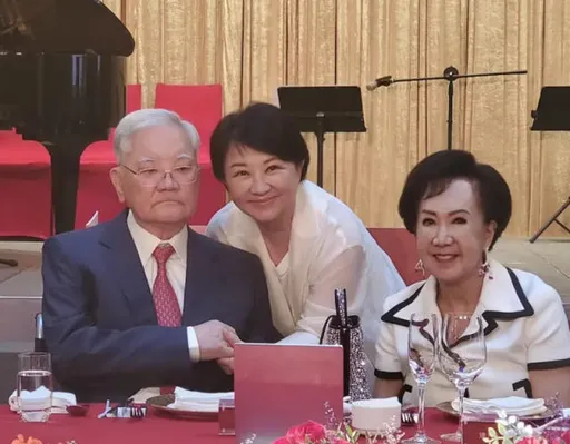 出席連戰夫婦60週年鑽石婚 盧秀燕獻「8字祝福」避談黨主席選舉