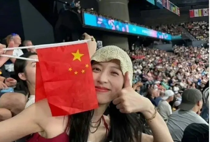 周雨彤拿中國國牌在看台上狂歡，被酸「拿運動員的痛苦給妳當背景板」。翻攝周雨彤微博