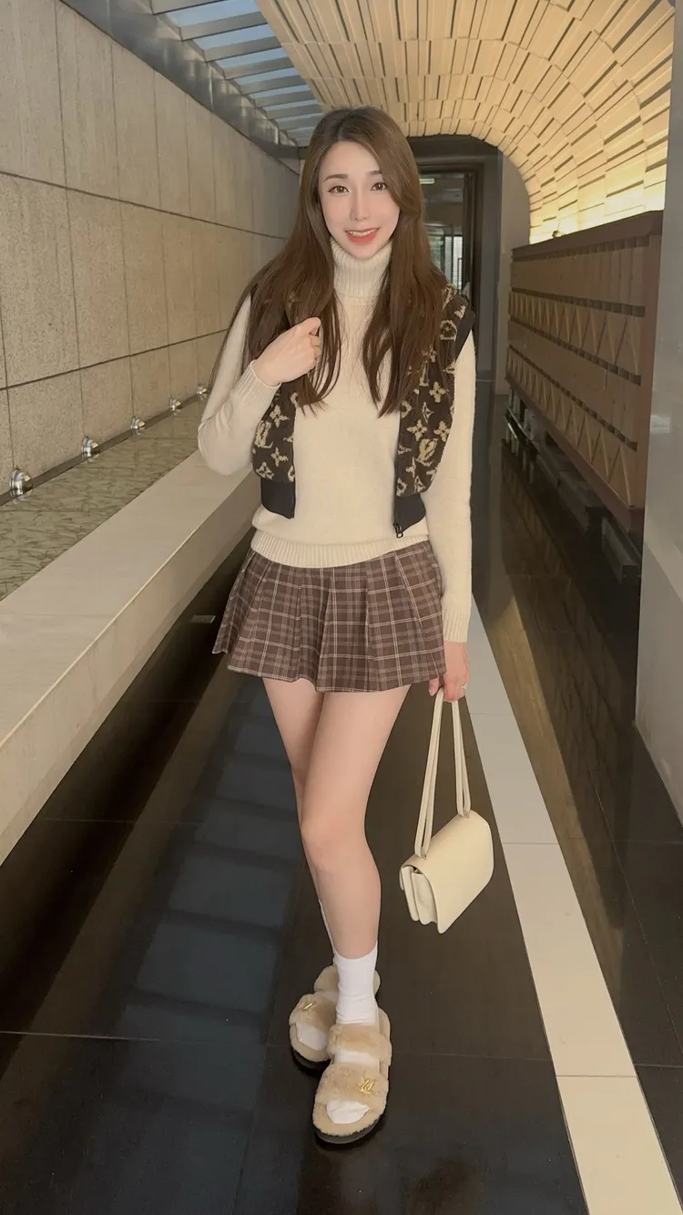 深夜睡不著的時候，可以上17  LIVE找張小于玩耍，保證哄你開心。